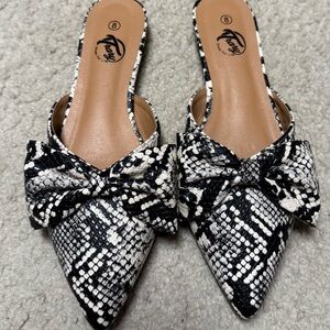 Trendy Black and White Snake Print Mules